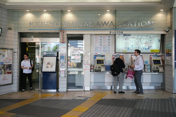 Quels hébergements en Provence offrent des ateliers de cuisine provençale et des visites de distilleries d'huile essentielle?